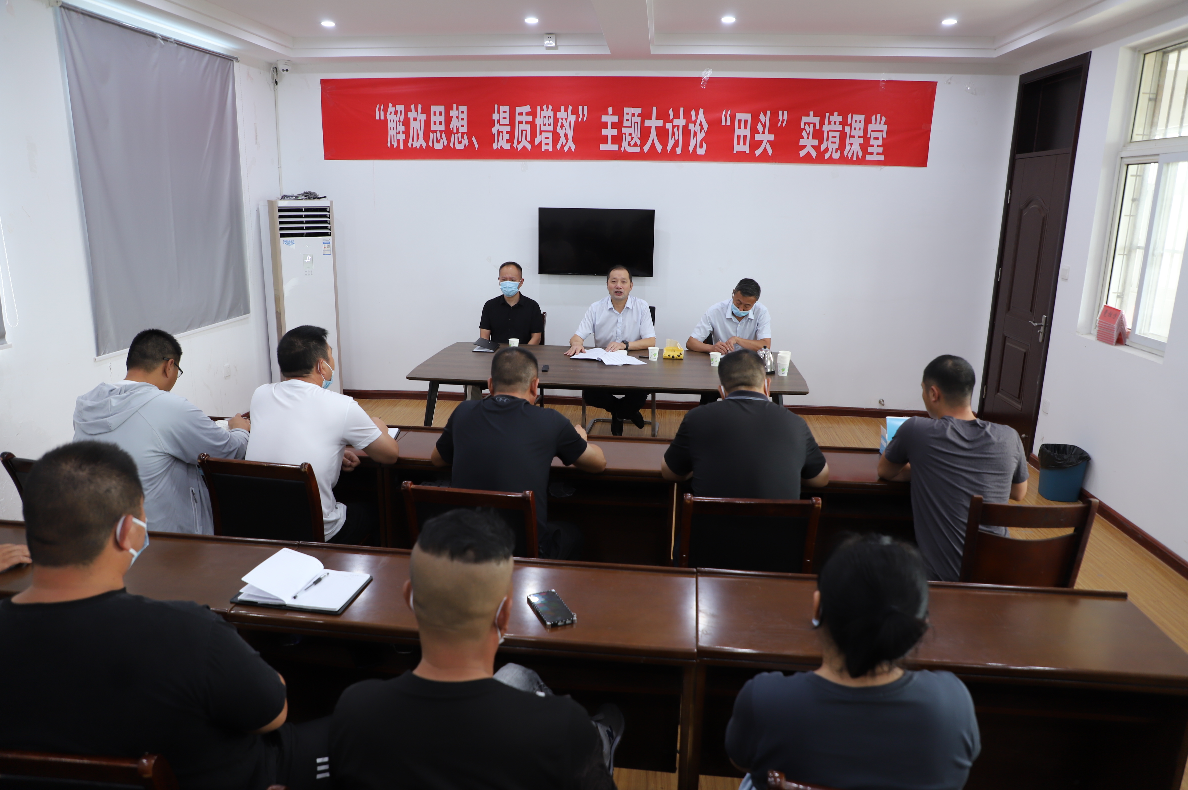 李国文在明威田头课堂讲课.JPG 李国文在明威田头课堂讲课.JPG